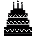 cinco capas de pastel de cumpleaños con velas. 