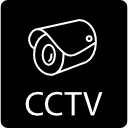 cámara de vigilancia y letras de circuito cerrado de televisión de circuito cerrado de televisión en una plaza 