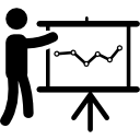 persona en presentación de análisis de datos con un gráfico en una pantalla 