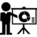 instrutor dando uma palestra com gráfico circular na tela 