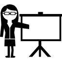 instructora dando una conferencia de pie al lado de una pantalla 