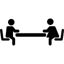 irmã e irmão sentados um em frente ao outro em uma mesa esperando o almoço 