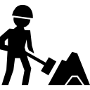 trabajador de la construcción trabajando con una pala junto a la pila de material 