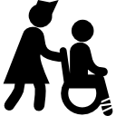 enfermera detrás de una silla de ruedas que lleva a un niño con una pierna rota 