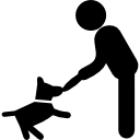 cachorro mordendo um pedaço de pau brincando com um homem 