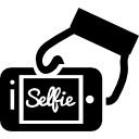 selfie en la pantalla del teléfono en una mano 