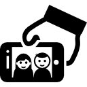 selfie de una pareja en la pantalla del teléfono 