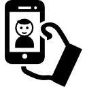 selfie de un niño en la pantalla del teléfono en su mano 